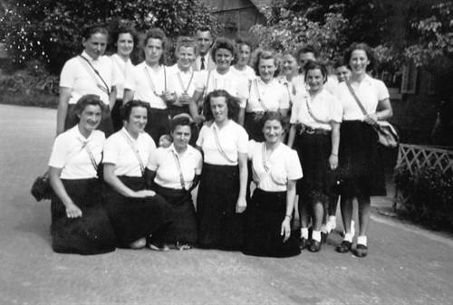 1942 Damenriege.jpg