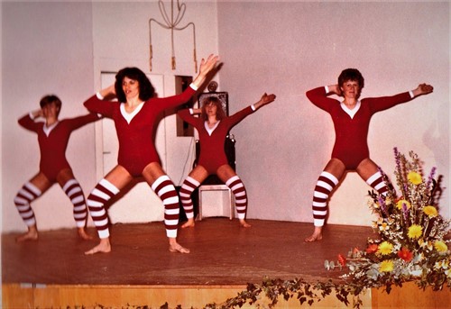 1981 5 Damenriege auf der Bühne.jpg